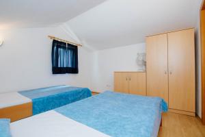 Apartments with parking spaces Mastrinka, Ciovo - 11283