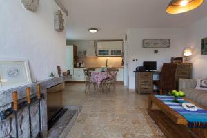 Apartments with parking space Kornic, Krk - 11506