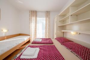 Apartments and rooms by the sea Supetarska Draga - Gornja, Rab - 11579