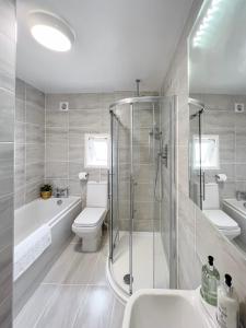 Salters Cottage - Stunning Modernised 3 BR Home Just Steps From the Beach