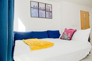 2 Bedroom Chinatown Apartment