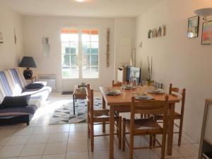 Maisons de vacances Maison 3 pieces pres de la plage avec piscine, terrasse, et parking a Bretignolles-sur-Mer. - FR-1-224A-17 : photos des chambres