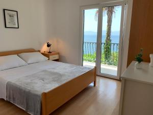 Apartments by the sea Zaostrog, Makarska - 10431