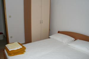 Apartments by the sea Zaostrog, Makarska - 10431