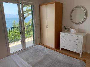 Apartments by the sea Zaostrog, Makarska - 10431