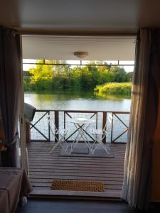 Bateaux-hotels Cottage insolite option jacuzzi Seurre proche Beaune vue panoramique sur l'eau : photos des chambres