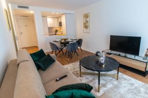 Stunning Apartment w Free Parking by LovelyStay