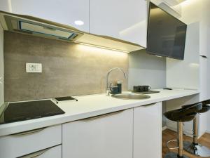 Bed of Roses APT 3, Modern, Designer decorated