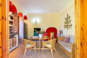 GuestHost - Naxos Seaside Apartment with Gardens, Parking and Swimming Pool