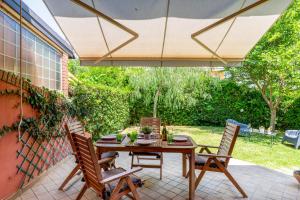 GuestHost - Naxos Seaside Apartment with Gardens, Parking and Swimming Pool