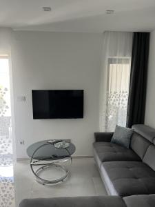 HelaMoni, New 5 Star 2 Person apartment with private exclusive pool 