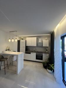 HelaMoni, New 5 Star 2 Person apartments with pool