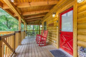 Chalet room in Old Glory Pool Table Pool access WIFI Free Attraction Tickets!!!