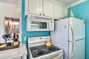 Lively Galveston Home with Deck and Beach Views!