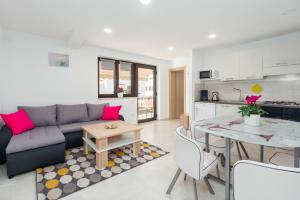 Alex Deluxe Apartments on Beach 