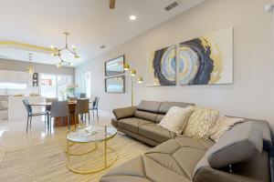 Dolphin Paradise Unit A