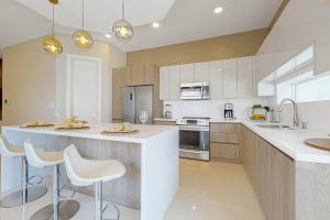 Dolphin Paradise Unit A