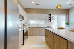 Dolphin Paradise Unit A