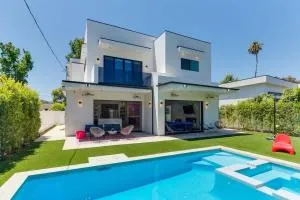 Posh Luxury Modern Home with Pool Spa and Rooftop Deck - غرانادا هيلز