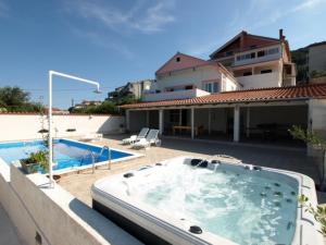 Apartments and rooms with a swimming pool Kali, Ugljan - 14083