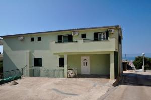 Apartments with a parking space Makarska - 14091