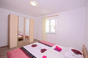 Apartments with a parking space Stinjan, Pula - 14106