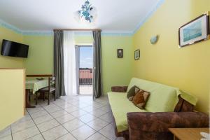 One-Bedroom Apartment with Terrace and Sea View room in Apartments with a parking space Rab - 14120