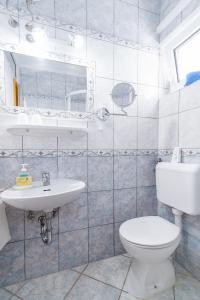 Apartments with parking space Rab - 14120