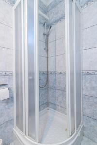 Apartments with parking space Rab - 14120