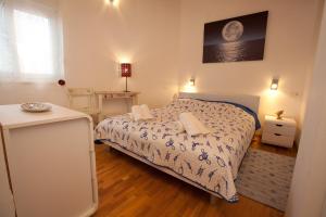 One-Bedroom Apartment with Terrace and Sea View room in Apartments with a swimming pool Preko Ugljan - 14163