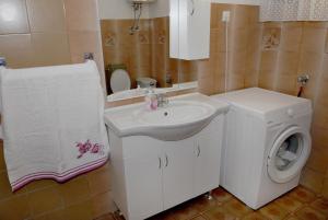 Family friendly house with a swimming pool Kostanje, Omis - 14176