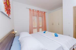 Family friendly apartments with a swimming pool Split - 14203