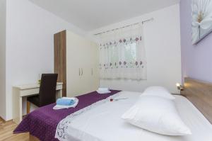 Family friendly apartments with a swimming pool Split - 14203