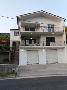 Apartments with a parking space Tugare, Omis - 14320