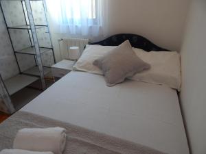 Apartments with a parking space Tugare, Omis - 14320