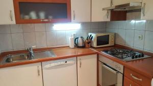 Apartments with a parking space Tugare, Omis - 14320