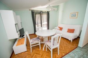 Apartments by the sea Grebastica, Sibenik - 14317