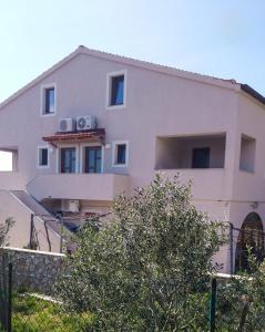 Apartments by the sea Martinscica, Cres - 14334 