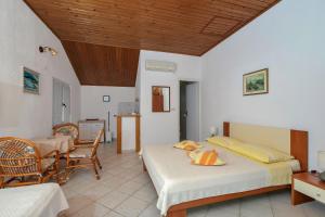 Apartments by the sea Cove Pokrivenik, Hvar - 14345