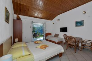 Apartments by the sea Cove Pokrivenik, Hvar - 14345