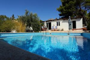 Family friendly apartments with a swimming pool Bol, Brac - 14379