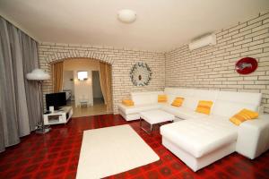 Family friendly apartments with a swimming pool Bol, Brac - 14379