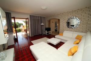 Family friendly apartments with a swimming pool Bol, Brac - 14379