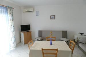 Apartments with a parking space Barbat, Rab - 14390