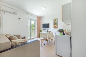 Apartments with parking spaces Sibenik - 14392