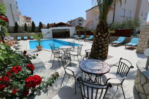 Family friendly apartments with a swimming pool Novalja, Pag - 14394