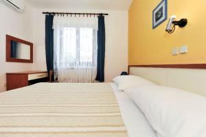Family friendly apartments with a swimming pool Novalja, Pag - 14394
