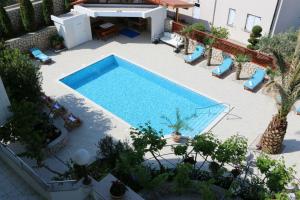 Family friendly apartments with a swimming pool Novalja, Pag - 14396