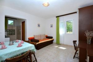 Apartments with a parking space Vinisce, Trogir - 14407