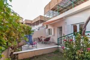 Apartments with parking space Omis - 14422